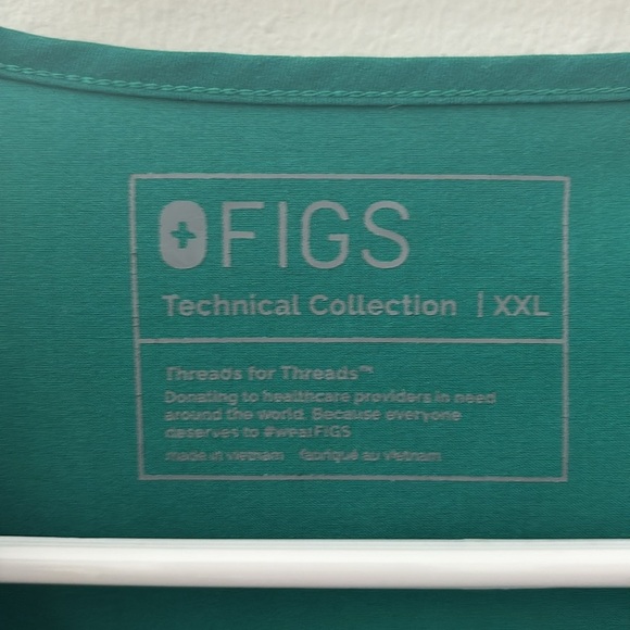 FIGS Casma Three Pocket Scrub Top in Hunter Green - Picture 5 of 7